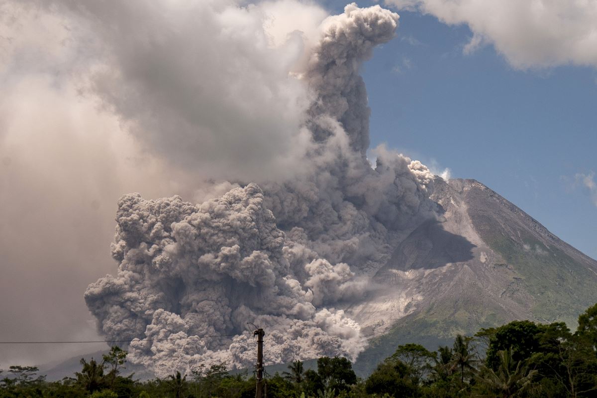 <br><p>Ülkedeki aktif yanardağlar arasında bulunan Merapi’nin çevresindeki <strong>3 ila 7 kilometre alanda</strong> dikkatli olunması uyarısında bulunuldu. </p><br>