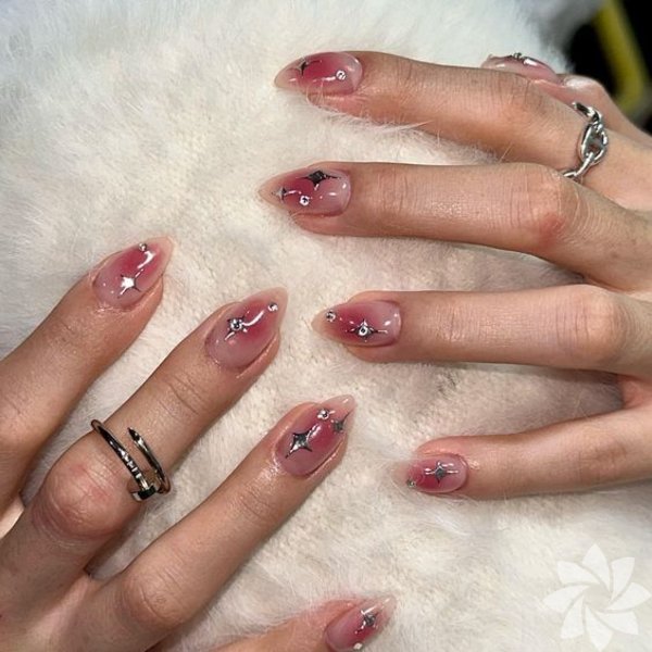 Nostaljiyi sevenlere: Y2K ilhamlı tırnaklar