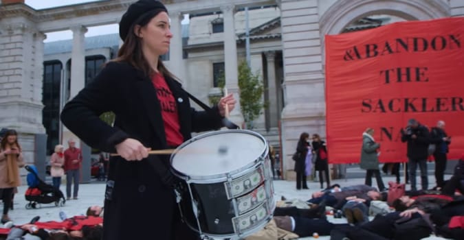 Venedik'te Altın Aslan ödülüne layık görülen All The Beauty And The Bloodshed filminden fragman!