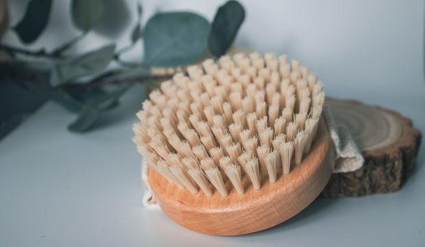 Kuru fırçalama yüze yapılır mı?